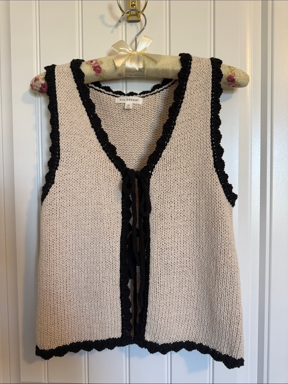 Blu Pepper Crocheted-Trim Knit Vest Size M Cream and Black
